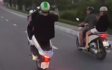 Người nước ngoài bốc đầu xe máy trên cầu Tiên Sơn, CSGT Đà Nẵng vào cuộc