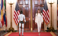 Đệ nhất phu nhân Mỹ gây bất ngờ khi đưa người máy đến Nhà Trắng