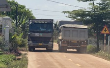 Xe tải chở đất tung hoành, người dân 'thấp thỏm' khi ra đường