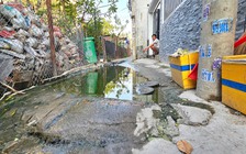 Cả hẻm ở TP.HCM ngập nước hôi vì 3 hộ xả thải: Sẽ lắp cống tạm