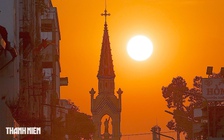 Mặt trời lặn sau tháp nhà thờ Cha Tam ở Chợ Lớn: Khung cảnh hiếm gặp