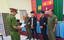 Công an TP.HCM bắt 2 thanh niên cầm hung khí rượt đuổi nhau ở chợ Bình Điền