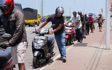 Sri Lanka: Chịu án tù vì tích trữ 4 lít xăng để bán chợ đen