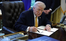 Ông Trump là Tổng thống Mỹ đầu tiên có chữ ký trên tiền giấy