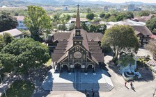 Những nhà thờ độc đáo: Nhà thờ Gỗ trăm năm giữa lòng phố núi