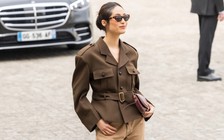 Mùa hè 2026 thanh lịch bắt đầu từ chiếc quần màu be