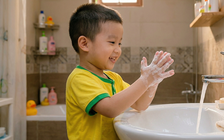 Bệnh tay chân miệng diễn tiến nhanh, bác sĩ khuyến cáo nguyên tắc phòng bệnh ‘3 sạch’