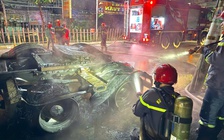 Khống chế nhanh vụ cháy xe đầu kéo container trong đêm ở TP.HCM