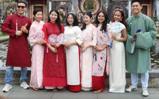 Vì sao người trẻ chủ động 'yêu' áo dài dù từng ngại ngùng với trang phục này?