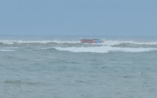 Quảng Trị: Lật tàu cá cách bờ 100 m tại biển Nhật Lệ, 1 người tử vong