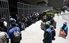 Nhiều người Bolivia đổ xô đổi tiền sau vụ máy bay chở tiền rơi