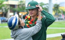 Hàng nghìn thanh niên nhập ngũ, tân binh xúc động hứa quyết tâm trưởng thành