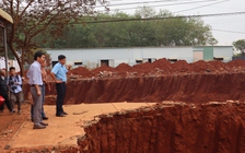 Vụ hạ nền đường, nhà dân chênh vênh: Hỗ trợ nơi ở tạm cho 8 hộ dân