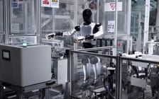 Robot Xiaomi theo kịp dây chuyền xe điện 76 giây/chiếc