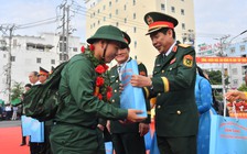 Thứ trưởng Bộ Quốc phòng Nguyễn Văn Gấu chúc mừng thanh niên lên đường nhập ngũ