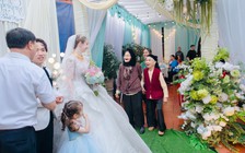 Chú rể Việt cưới cô dâu Đức xinh như búp bê, cả xóm kéo đến chúc phúc