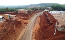 Hạ cốt nền đường, nhà dân chênh vênh bên mép vực sâu: Đất múc đi đâu?