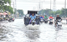TP.HCM: Mưa lớn gây ngập nặng, xe chết máy hàng loạt trên đường Lê Đức Anh
