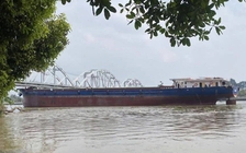 Sà lan va chạm cầu Ghềnh, lực lượng chức năng xuyên trưa kiểm tra thiệt hại