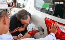 Lắc xe khi tiếp nhiên liệu có giúp đổ được nhiều xăng, dầu hơn?