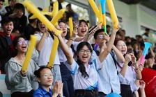 HLV Park Hang-seo cùng các CĐV xinh đẹp tiếp lửa VCK giải Thanh Niên sinh viên