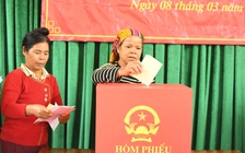 Đồng bào Vân Kiều dậy sớm vượt sông đi bầu cử