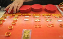 Vàng trượt giảm, mua hay bán?