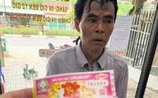 Người bán vé số dạo ở Tây Ninh bị lừa vé số giả đổi tiền