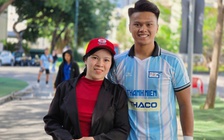 Người mẹ vượt gần 400 km đến Nha Trang cổ vũ con trai tại TNSV THACO cup 2026