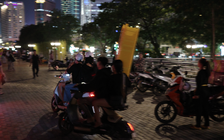 Hàng rong 'xí chỗ' công viên