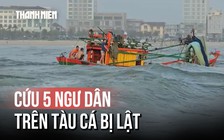 Một tàu cá bị lật khi vào cửa Nhật Lệ, 5 ngư dân được cứu