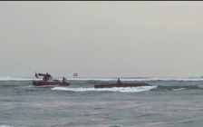 Tàu cá bị lật khi vào cửa Nhật Lệ, 5 ngư dân được cứu sống