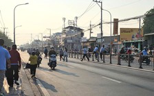 Để kịp giờ làm, nhiều người liều mình leo dải phân cách băng qua đường ở TP.HCM