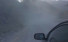 Đường Hồ Chí Minh mù mịt bụi thi công, tài xế 'dò đường' giữa ban ngày