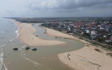 Cửa sông bị bồi lấp, hàng trăm tàu cá không thể ra vào