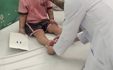 Bác sĩ cảnh báo dấu hiệu tay chân miệng nguy hiểm hơn nổi ban và loét miệng