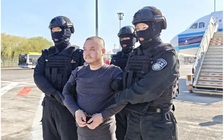 Công an Trung Quốc dẫn độ một trùm lừa đảo từ Campuchia