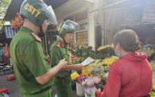 Để dân chiếm vỉa hè trước trụ sở buôn bán, trưởng khu phố nói 'tạo điều kiện'