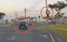 Từ clip người dân gửi, CSGT TP.HCM xử phạt xe bán tải vượt đèn đỏ