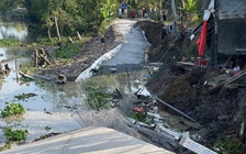 Sạt lở 'nuốt chửng' đường dân sinh, nhiều hộ dân di dời khẩn cấp