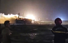 Cháy tàu cá công suất lớn trong đêm ở Quảng Ngãi