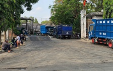 Trạm ép rác Bình Chánh ùn ứ, người thu gom phải ngủ vỉa hè chờ... đổ rác