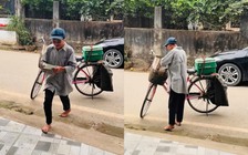 Người cha đạp xe gửi thiệp cưới con gái: Dân mạng xúc động, chuyển tiền mừng