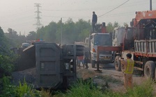 Xe ben chở đá lật đè chết nữ tài xế ô tô con ở Đồng Nai