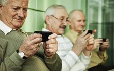 Người lớn tuổi và vòng xoáy lướt smartphone không điểm dừng