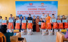 Tết Chôl Chnăm Thmây: Người Khmer khó khăn, người khuyết tật nhận quà ở sân chùa
