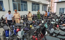 Siết xe điện 'độ chế', CSGT An Lạc kiểm tra bãi xe trường học