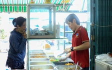 Giá thực phẩm tăng: Quán cơm 10.000 đồng ở TP.HCM vẫn 'ngược dòng'