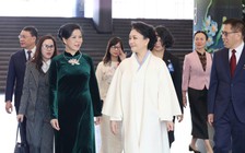 Phu nhân Ngô Phương Ly cùng phu nhân Bành Lệ Viên thăm Nhà hát lớn Trung Quốc 