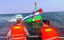Tàu cá chìm cách bờ biển Đà Nẵng 4 hải lý, biên phòng ứng cứu thành công